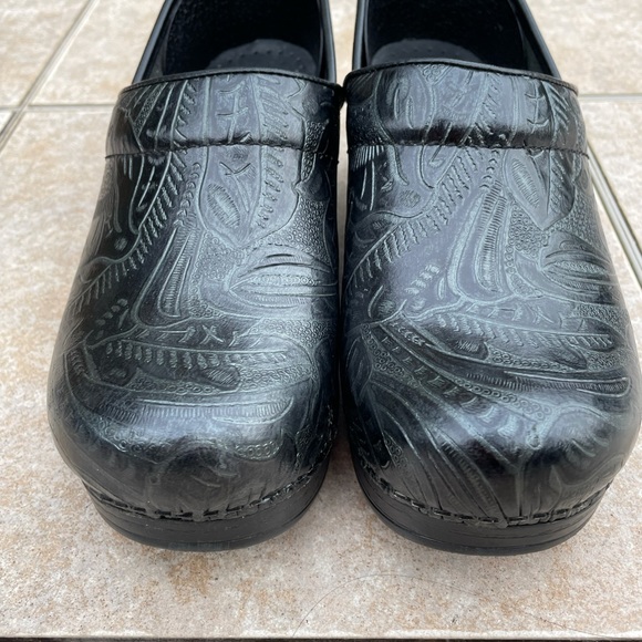 Dansko PROFESSIONAL TOOLED LEATHER CLOG - Picture 2 of 7